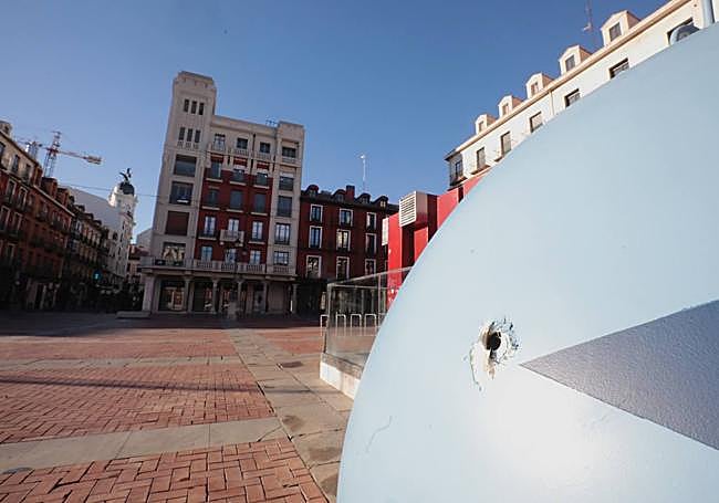Detalle del estado en el que ha quedado el contenedor tras el acto vandálico.
