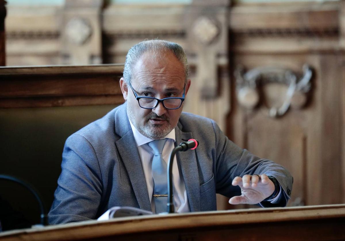 Alberto Cuadrado, concejal de Vox, durante el pleno.