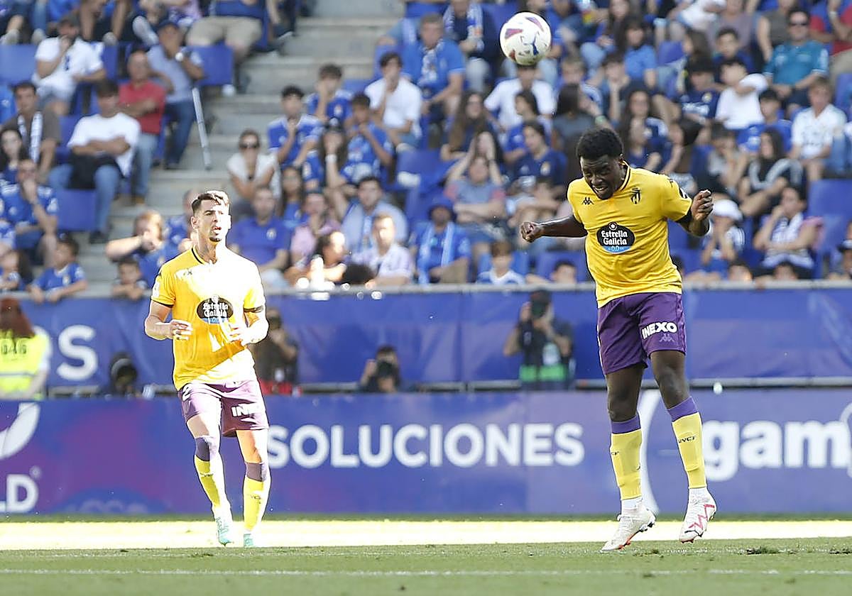 Enzo Boyomo despeja un balón de cabeza en el partido frente al Oviedo.