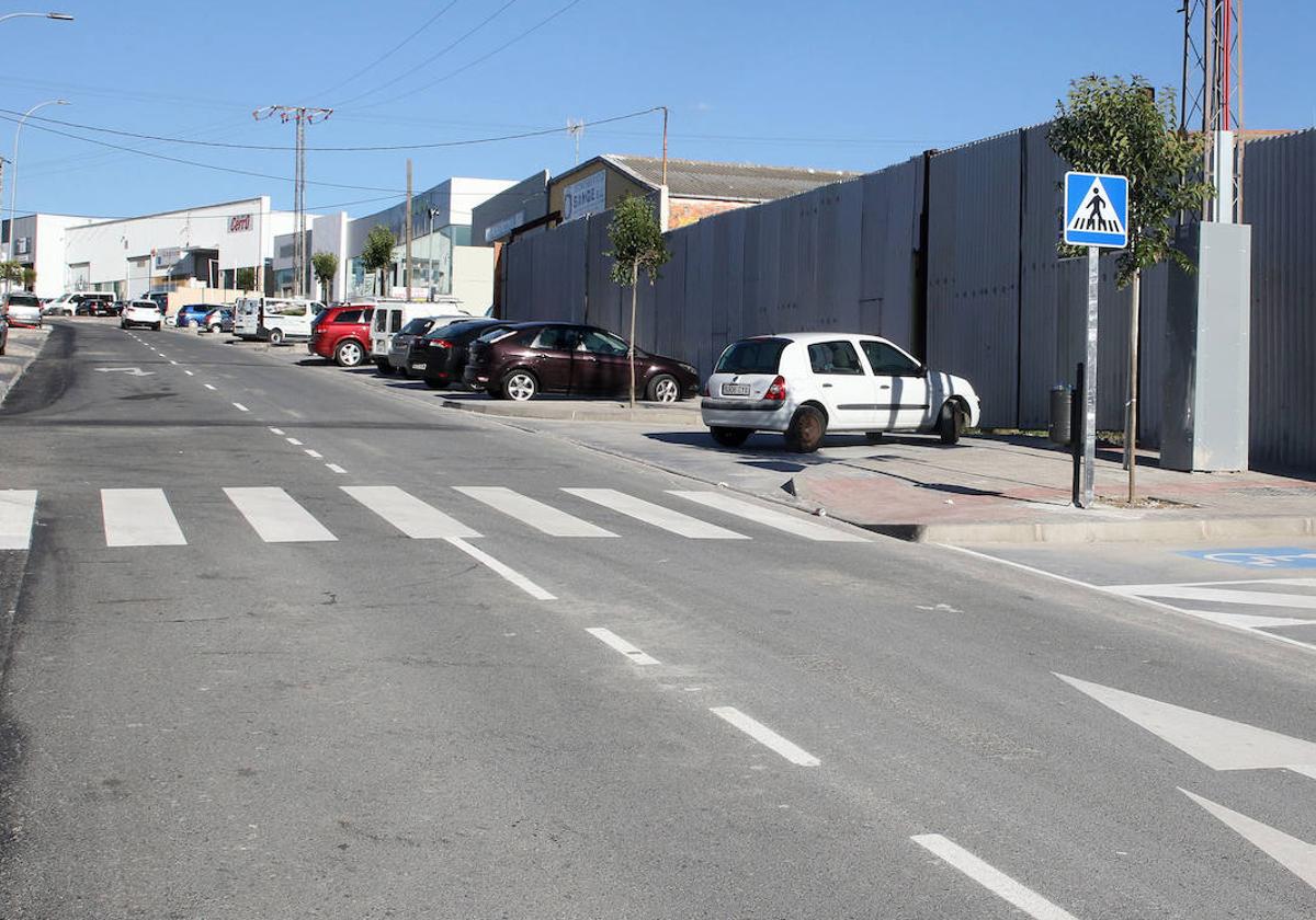 Estado de la calle Navacerrada, en el polígono del Cerro, en el primer día de su reapertura al tráfico.