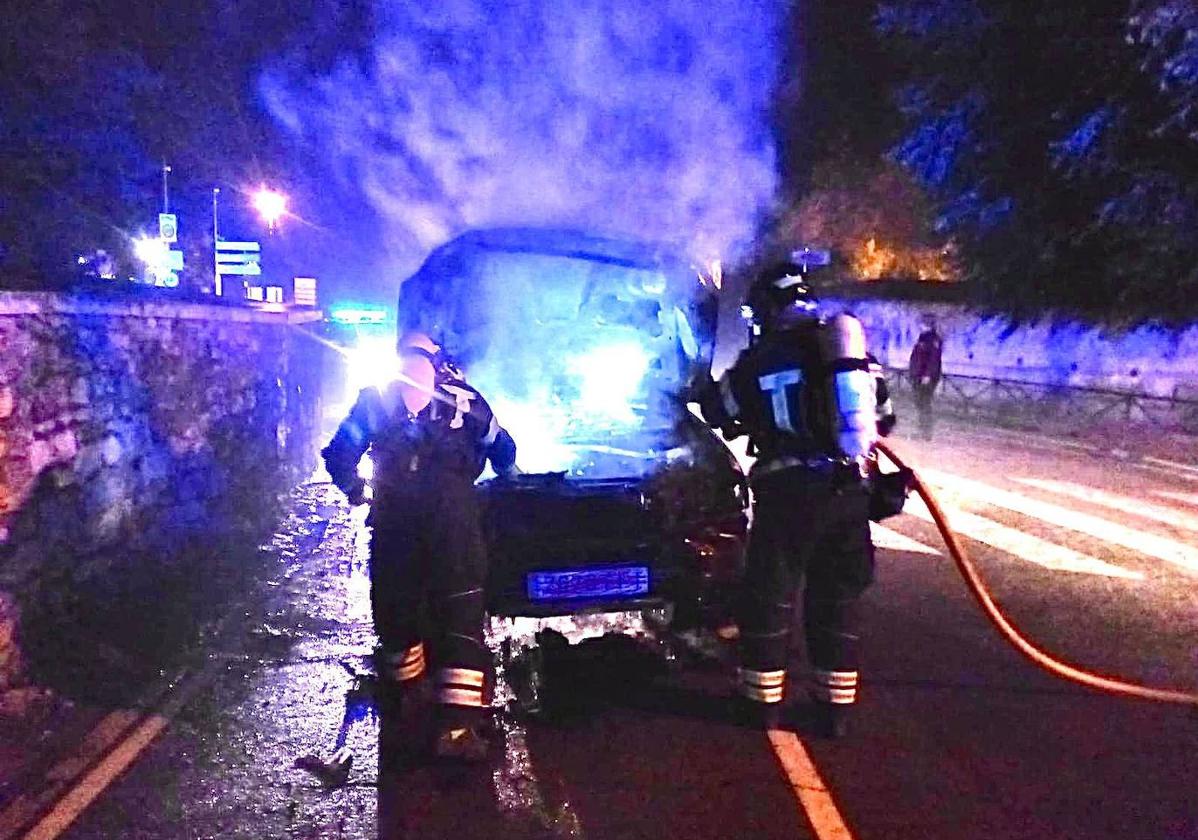 Los Bomberos sofocan el incendio en un turismo en la A-62, este domingo.