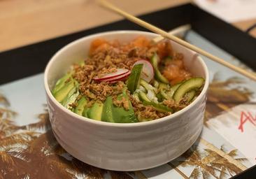 Refrescante poke de salmón, rábano y aguacate