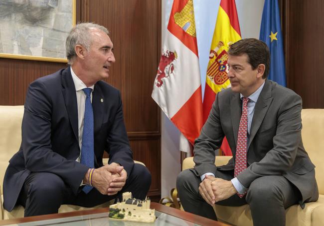 José Mazarías y Alfonso Fernández Mañueco, ayer en Valladolid.