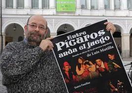 Tomás Martín, gerente de La Quimera de Plástico, con el cartel de de una de las obras que protagonizó la compañía.