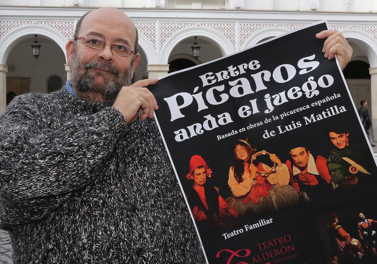Tomás Martín, gerente de La Quimera de Plástico, con el cartel de de una de las obras que protagonizó la compañía.