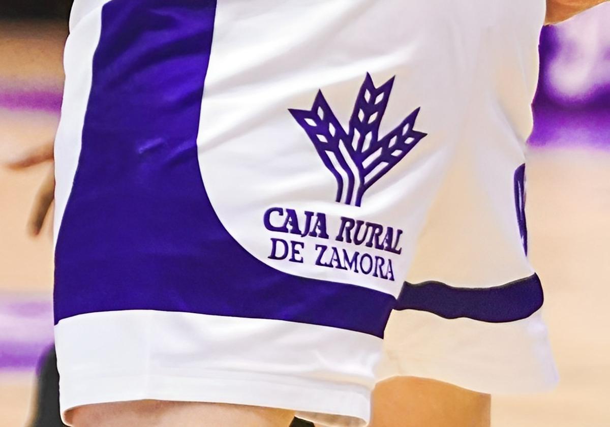 El logotipo de Caja Rural de Zamora impreso en el pantalón de uno de los jugadores del Real Valladolid Baloncesto