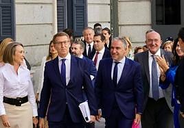 El alcalde de Valladolid, Jesús Julio Carnero, este martes antes de la investidura junto a Cuca Gamarra, Alberto Núñez Feijóo y Elías Bendodo.