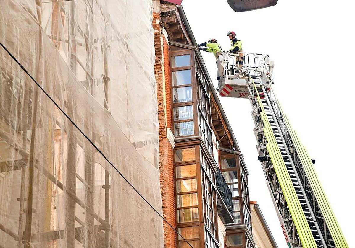 Los bomberos aseguran una fachada en Teresa Gil, este martes.