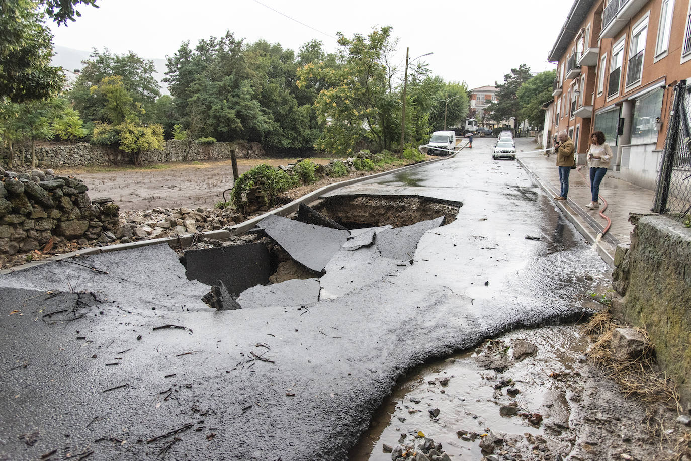 Calle del municipio afectada por el temporal, hace casi un mes.