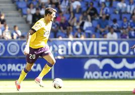 Stanko Juric conduce el balón delante de un defensor del Oviedo.