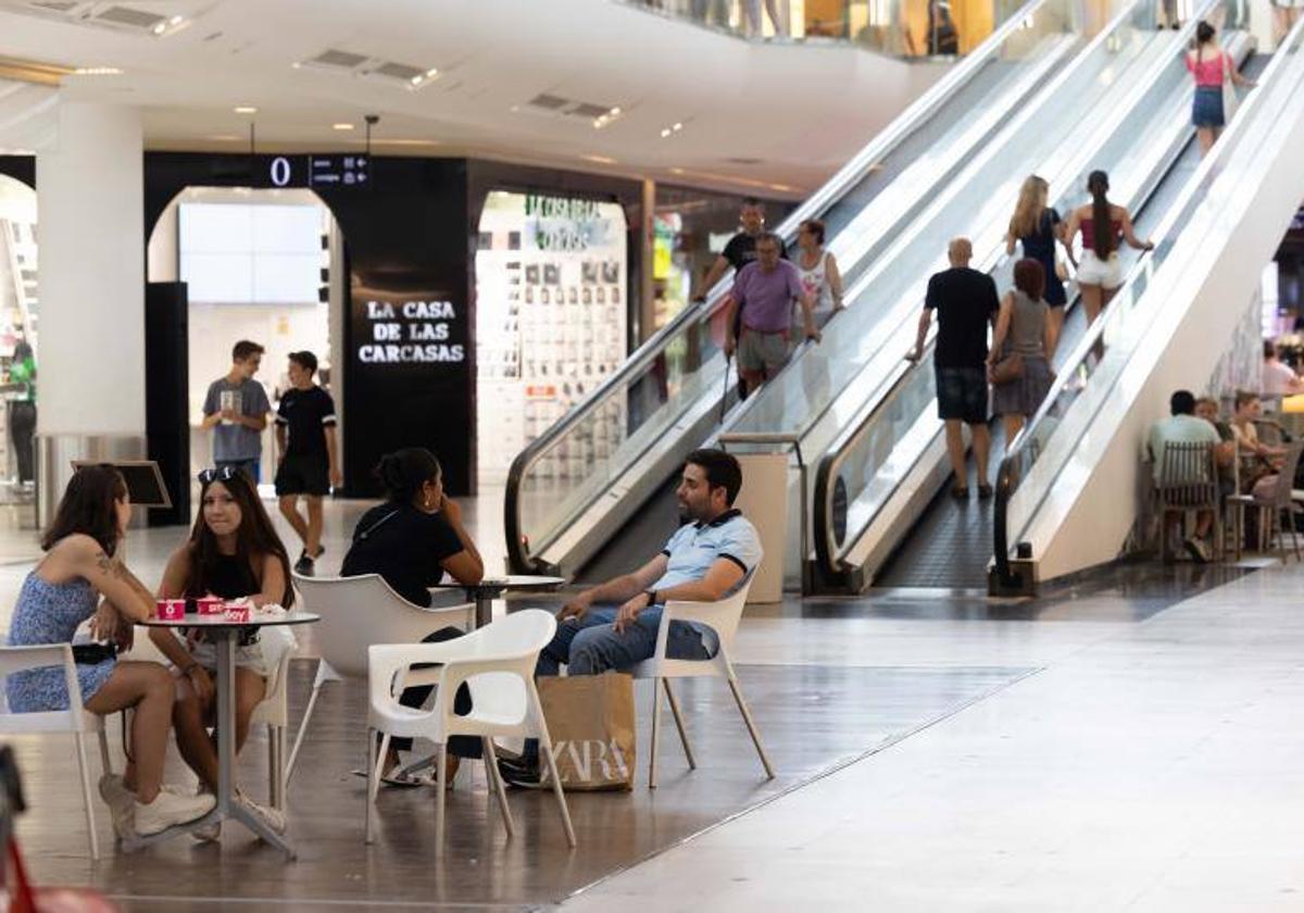 Clientes en el centro comercial Vallsur, en una imagen de archivo.