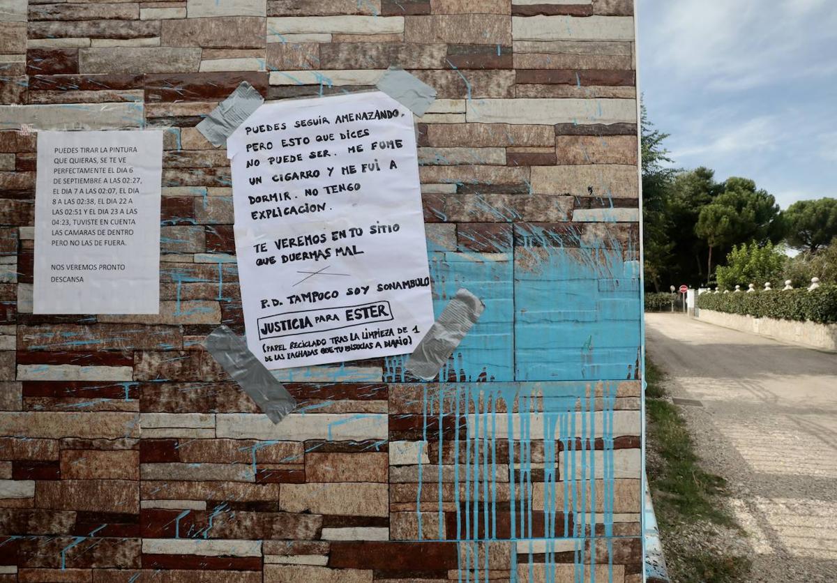 Imagen principal - En la entrada de la parcela, un cartel advierte de las cámaras y otro responde. Bajo estas líneas, más pintadas con insultos en las vallas que rodean la finca.