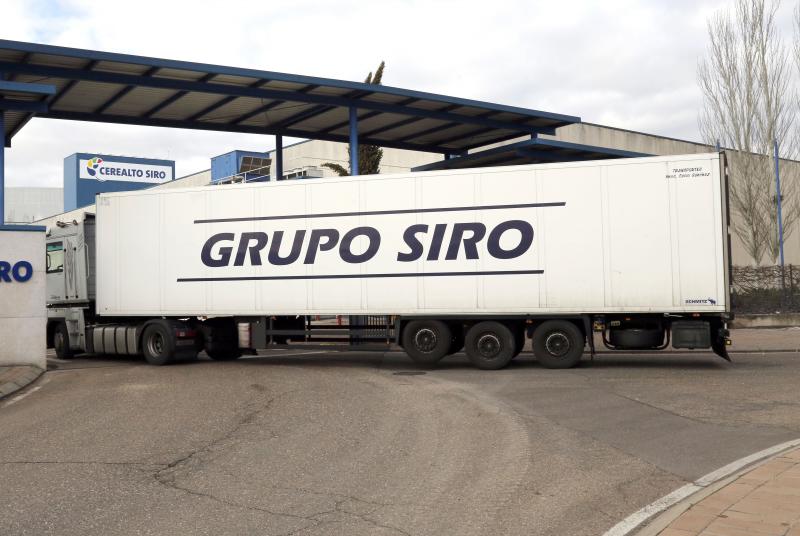 Un camión entra en la planta de Siro en Venta de Baños.