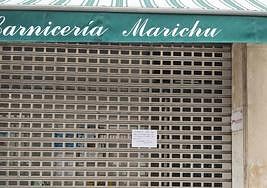 Cartel en la carnicería Marichu que explica el cierre por acudir a denunciar el robo.