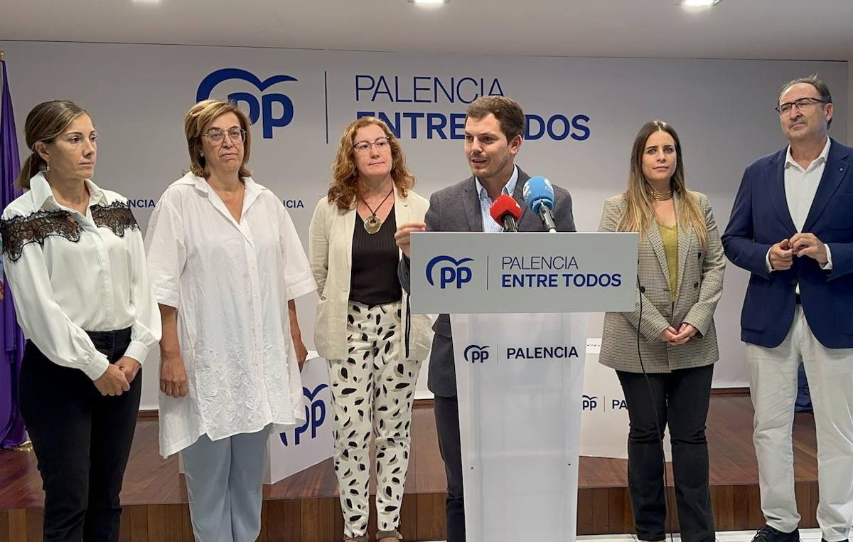 El portavoz del PP, Víctor Torres, presenta el balance de los primeros cien días de mandato del PSOE.