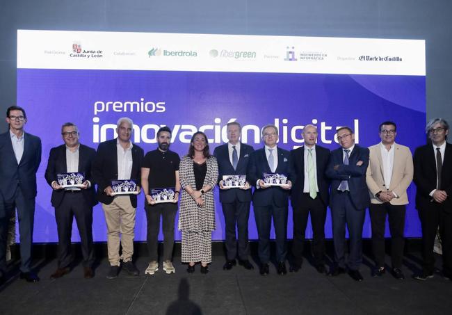 Goyo Ezama, director general de El Norte de Castilla; Álvaro Cámara (Michelin); Marco Antonio de la Serna (Mahle); Eduardo López (Loop Creativo); María González, consejera de Movilidad y Transformación Digital; Juan Pablo Torres (Plena Inclusión Castilla y León); Pedro Palomo (Asociación de Empresa Familiar en Castilla y León); Miguel Calvo (Iberdrol); Alberto Guerra (Empresa Familiar de Castilla y León); Óscar Prieto (Fibergreen Tecnológicas), y Benjamín Sahelices (Colegio de Informáticos de Castilla y León).