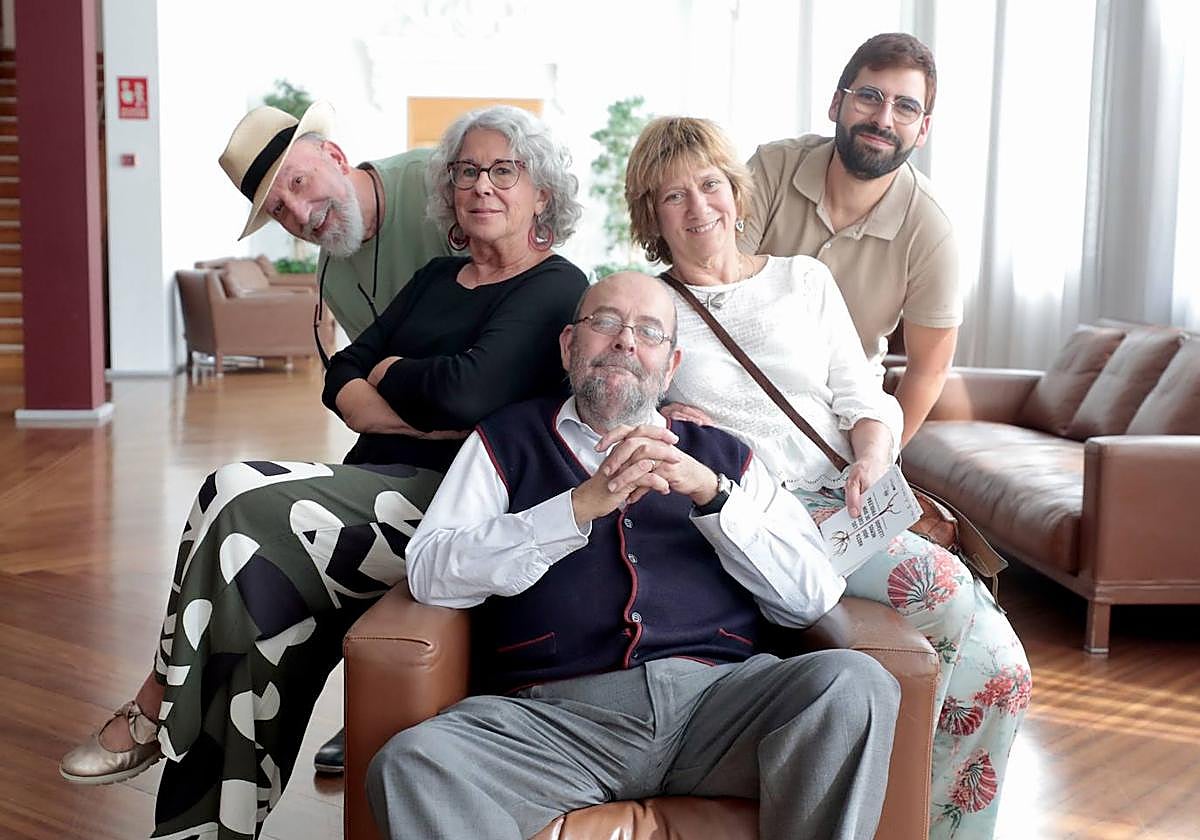 Tomás Martín, en el centro, junto a miembros de la compañía y actores de la obra.