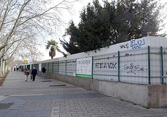 Tramo vallado en torno a los antiguos terrenos de Lauki, entre el paseo del Cauce y la avenida de Santander.