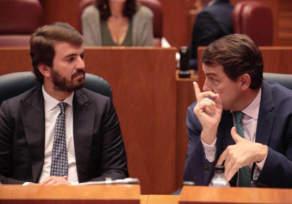 Alfonso Fernández Mañueco habla con Juan García-Gallardo en el hemiciclo de las Cortes de Castilla y León