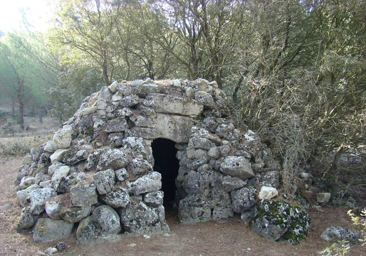 Caseta del 'guardaviñas' de Montemayor de Pililla, en la senda de los Segadores.