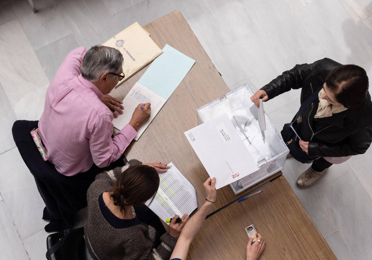 Una ciudadana vota en Valladolid en las elecciones pasadas.