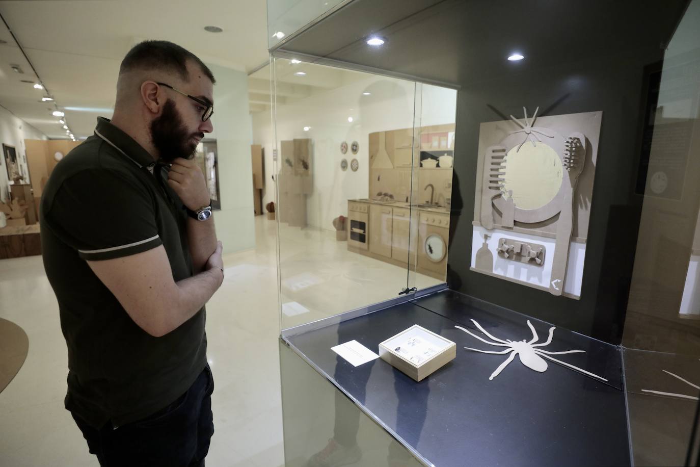 Una exposición que recorre una casa a través de los organismos que habitan en ella