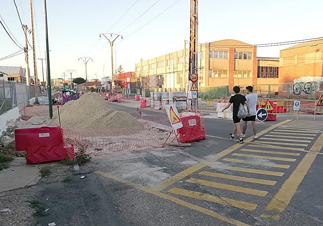 Paso provisional de peatones en el nuevo tramo cortada de la avenida de El Norte de Castilla.