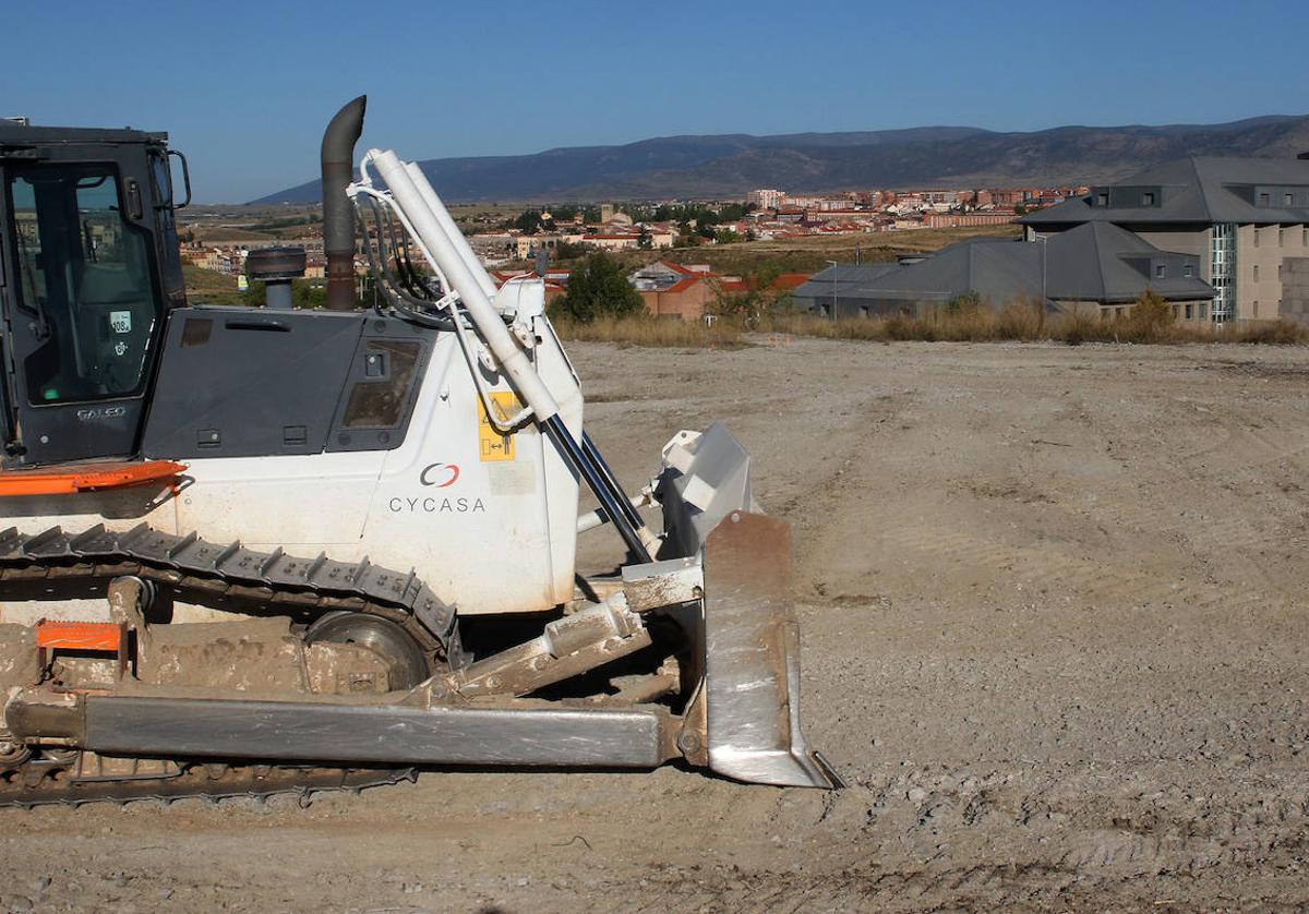 El buldócer que nivela los terrenos frente al Complejo Asistencial de Segovia.