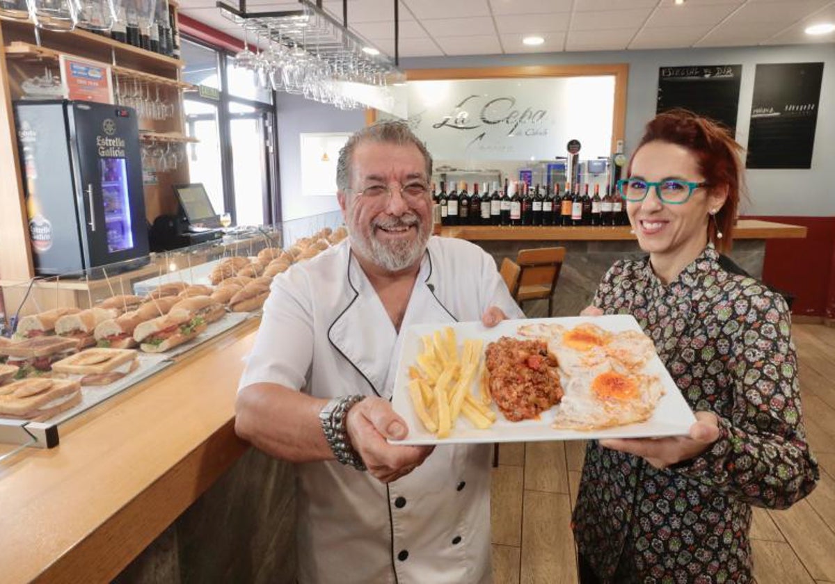 Los cocineros Pedro Vega y Susana Maroto elaboran un menú variado y casero.//Carlos Espeso