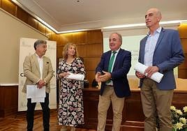 Presentación de la campaña de la gripe con el gerente de Atención Sanitaria, a la izquierda, junto con la directora de Enfermería, el delegado de la Junta y el jefe del Servicio de Sanidad en Palencia.