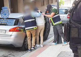 Agentes de la Policía Nacional detienen en Briviesca (Burgos) a un presunto yihadista.