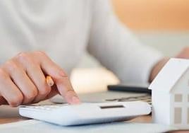 Un hombre calcula el importe de su hipoteca.