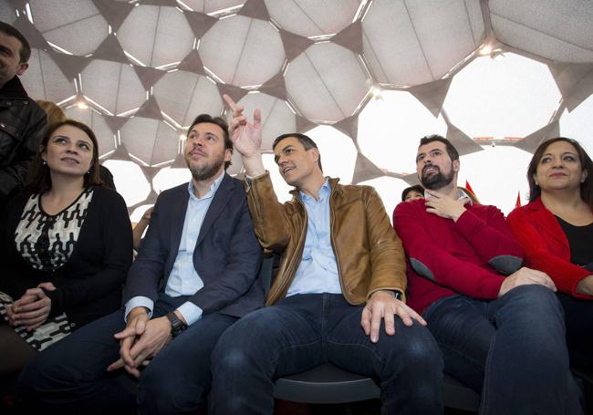 Adriana Lastra, Óscar Puente, Pedro Sánchez, Luis Tudanca e Iratxe García, en la Cúpula del Milenio en el mitin de las primarias del PSOE, en febrero de 2017.