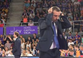 Marco Justo se lamenta de un fallo de sus jugadores, mientras Grimau da instrucciones a los suyos.