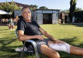 Antonio Rojo descansa en el jardín de su casa tras la cogida sufrida el pasado 12 de septiembre.