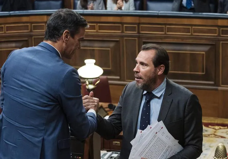 El presidente del Gobierno en funciones, Pedro Sánchez, saluda al diputado del PSOE Óscar Puente, en la primera sesión del debate de investidura del candidato popular Alberto Núñez Feijóo.