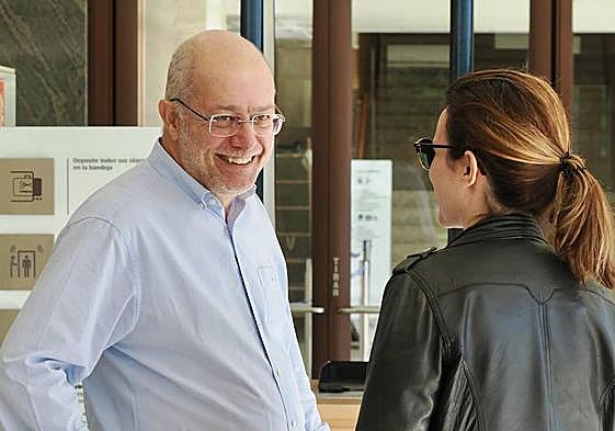 Francisco Igea, este jueves, antes de entrar a la Junta de Portavoces de las Cortes, con procuradores de Vox y del PP.