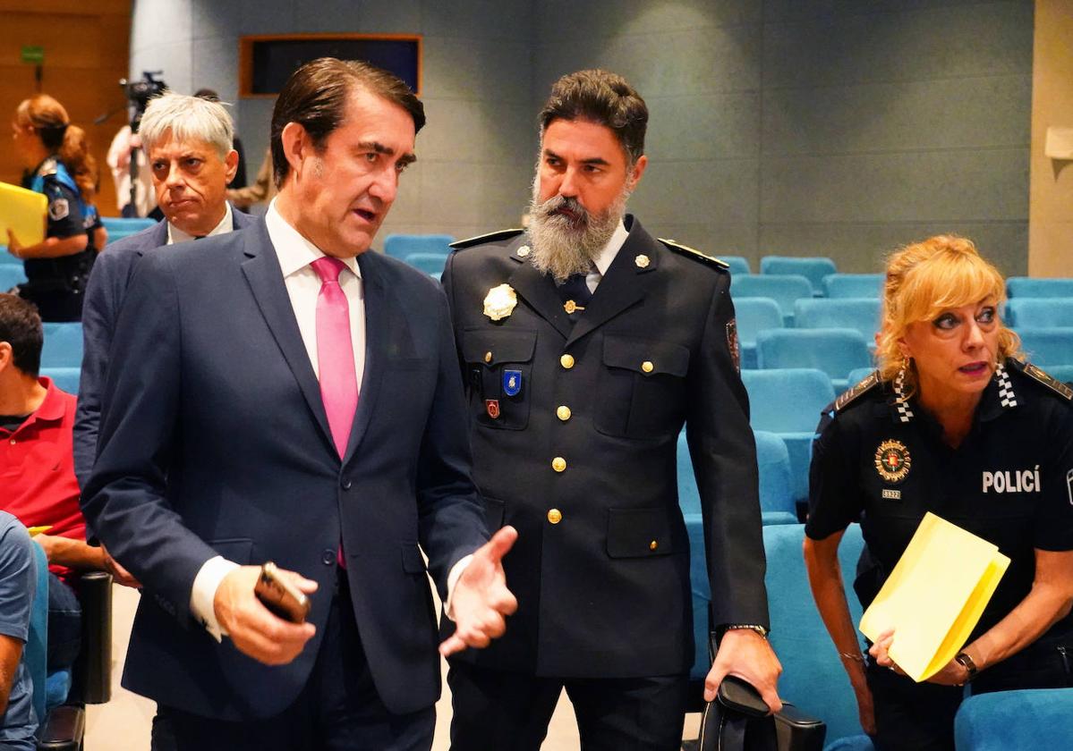 El consejero de Medio Ambiente, Juan Carlos Suárez Quiñones (izquierda), junto al intendente jefe de la Policía Local de León y la superintendente jefa de la Policía Municipal de Valladolid.