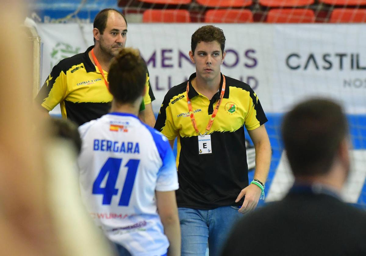 Sergio Escudero observa una jugada del partido contra el Granollers.