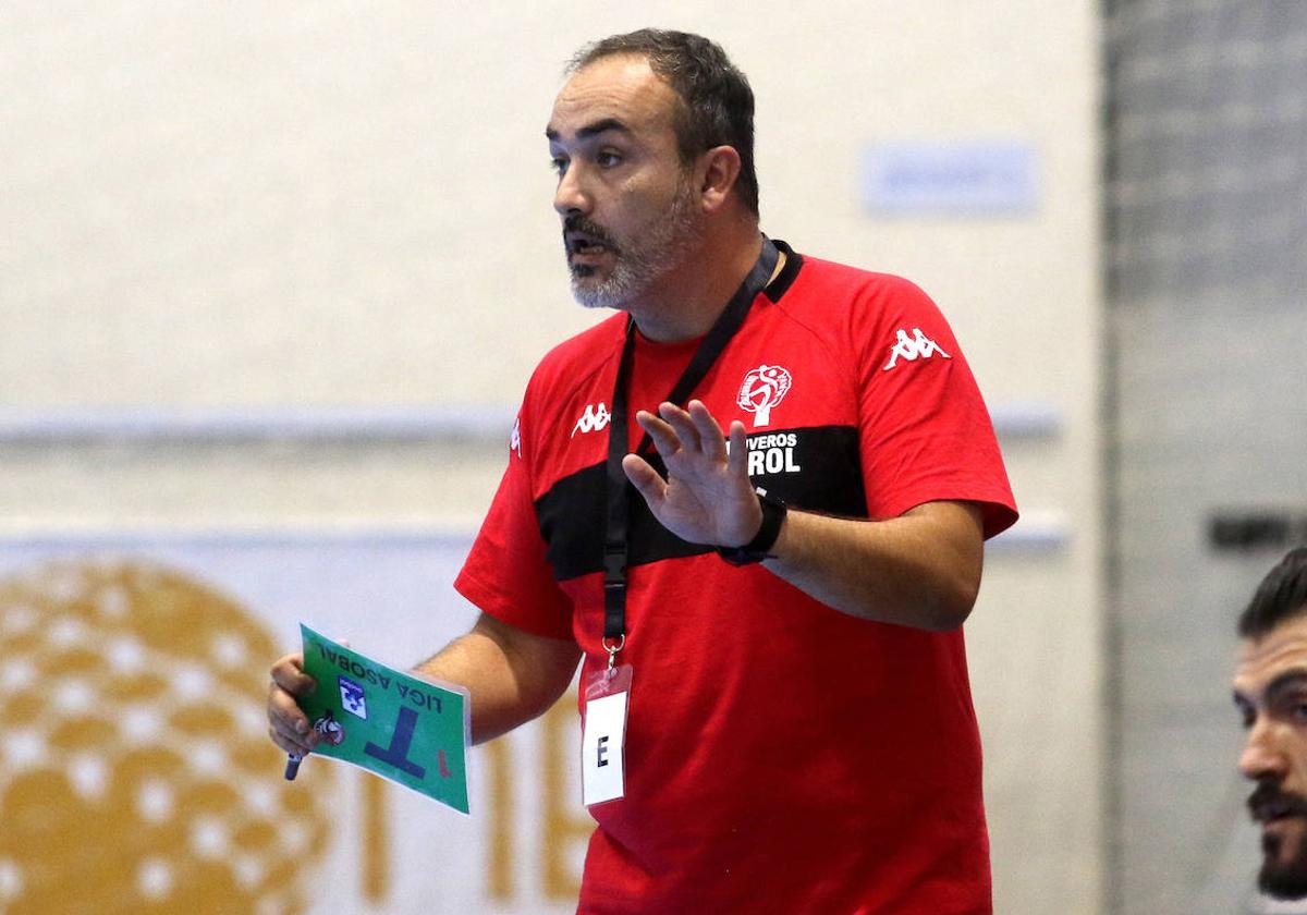 Álvaro Senovilla, entrenador del Balonmano Nava, durante el primer partido disputado en Nava de la Asunción.