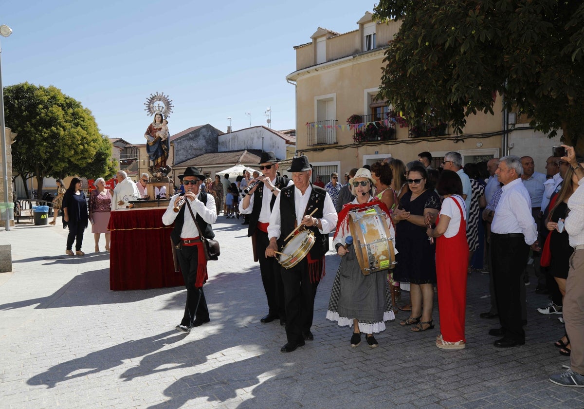 Comienzo de la procesión de Nuestra Señora del Rosario.