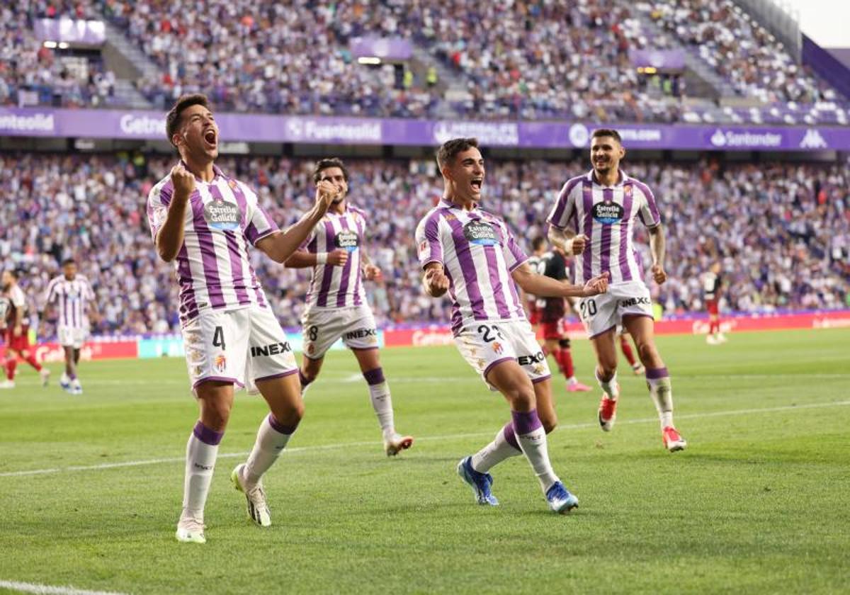 Meseguer (izquierda) celebra con Lucas Rosa el 3-0, con Monchu y Juric en segundo término