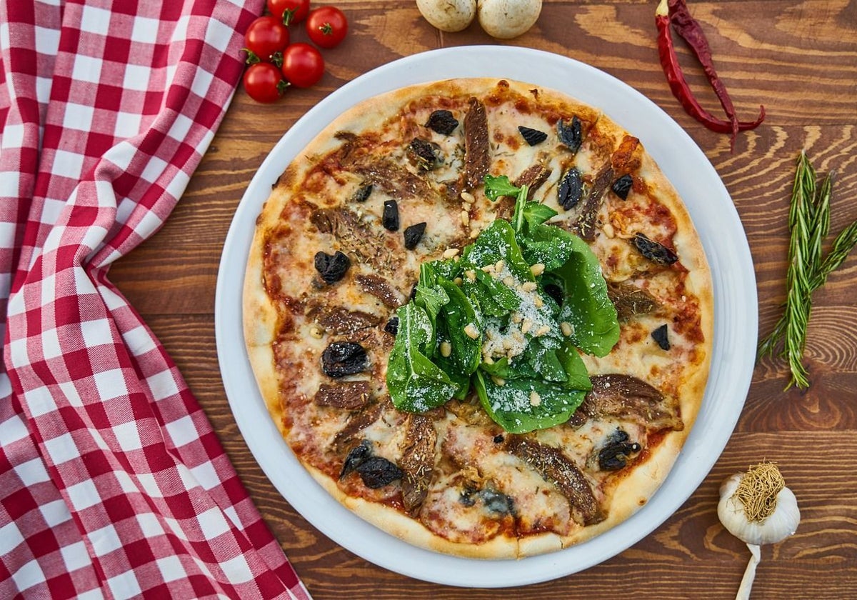 Pizza con anchoas, mozzarella y aceitunas negras