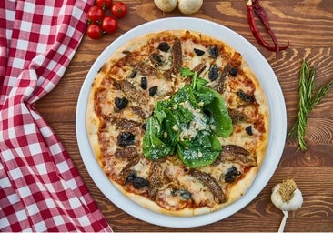 Pizza con anchoas, mozzarella y aceitunas negras