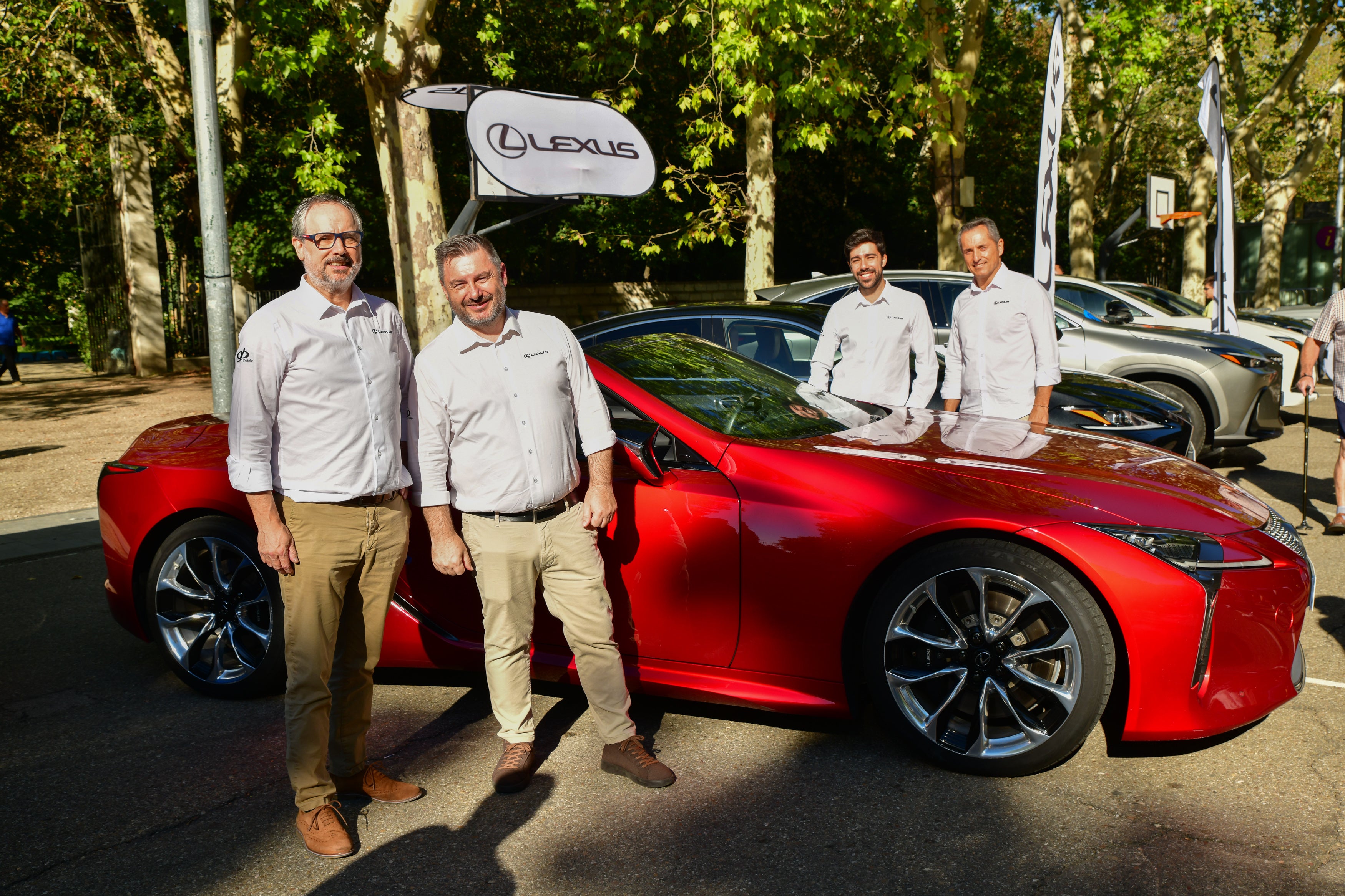 El equipo de Lexus mostró los automóviles que tienen actualmente a disposición del público.