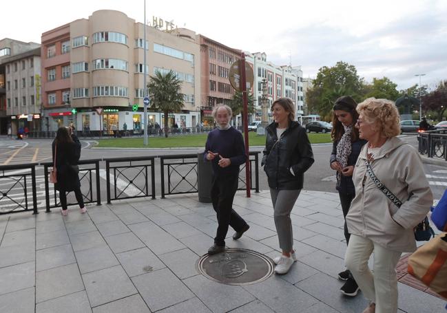 Los arquitectos siguen el recorrido frente al hotel de los Jardinillos, otro edificio del movimiento modernista.