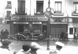 Los bomberos sofocan un incendio en el comercio Las Damas el 23 de noviembre de 1935. A la derecha, en el número 5, se ve una parte del cartel de Peluquería Casares.