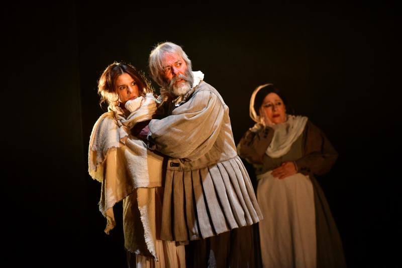 Carlos Pinedo (Pedro Crespo), junto a Blanca Izquierdo (Isabel) y a Teresa Lázaro.
