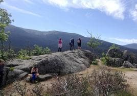 Un grupo de senderistas, este fin de semana en la vertiente segoviana del Parque Nacional de la Sierra de Guadarrama.