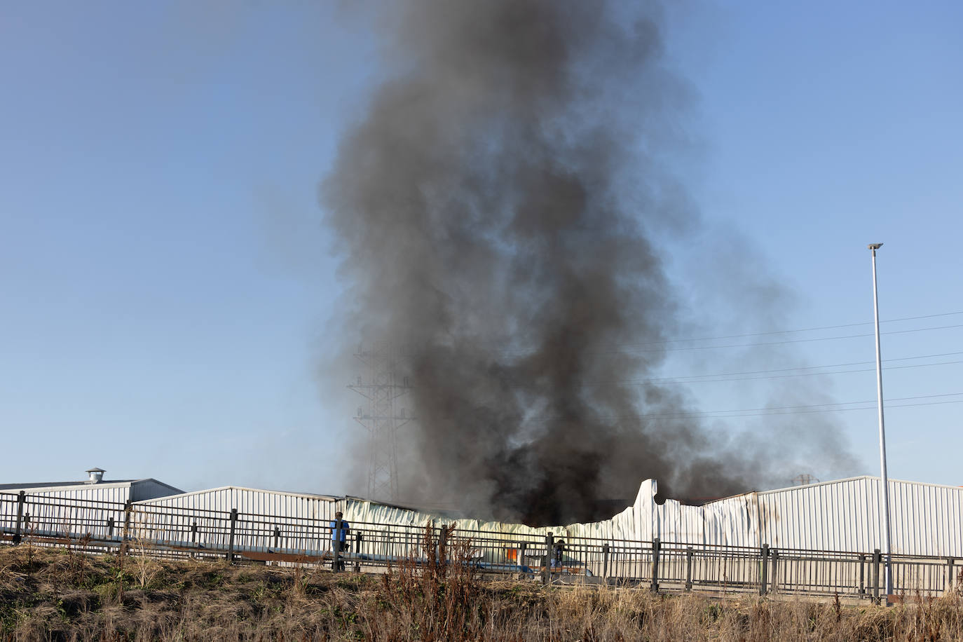 Incendio en tres naves de Santovenia de Pisuerga